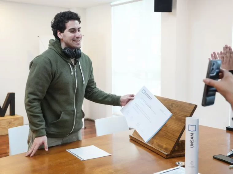 La UNSAM compartió la alegría de un nuevo ingeniero nuclear junto a su familia