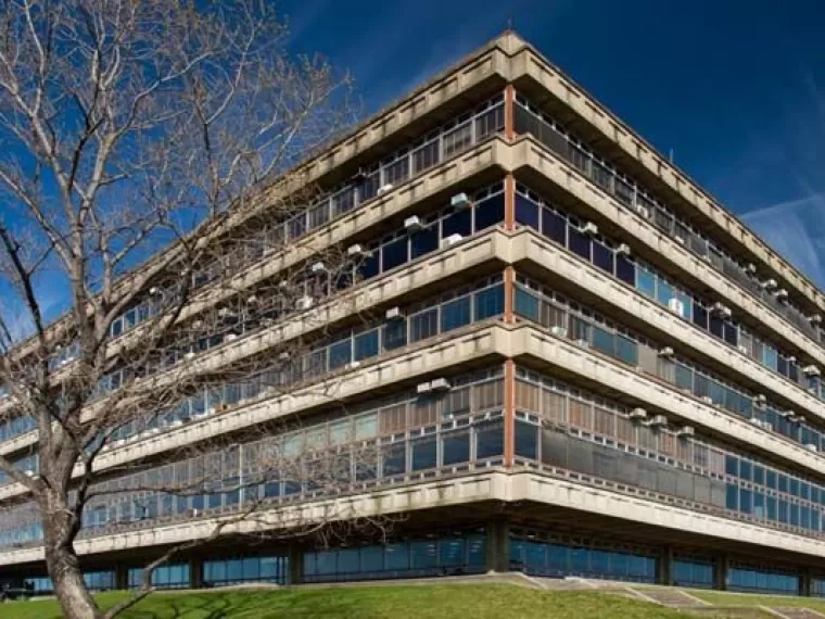 El ajuste presupuestario y el financiamiento frenado amenazan a la universidad pública