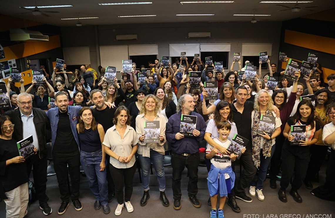 Presentaron en la UBA un libro de fotoperiodismo que ayuda a entender la Argentina reciente