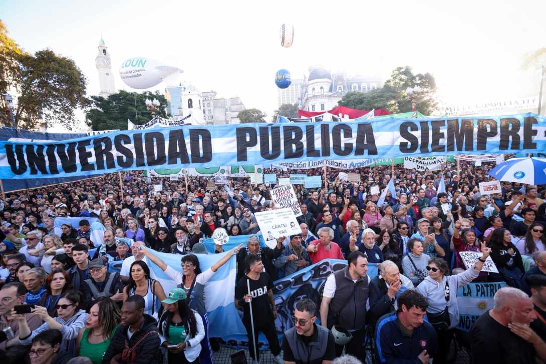 Una multitud exigió el Plaza de Mayo y todo el país cumplir el financiamiento universitario