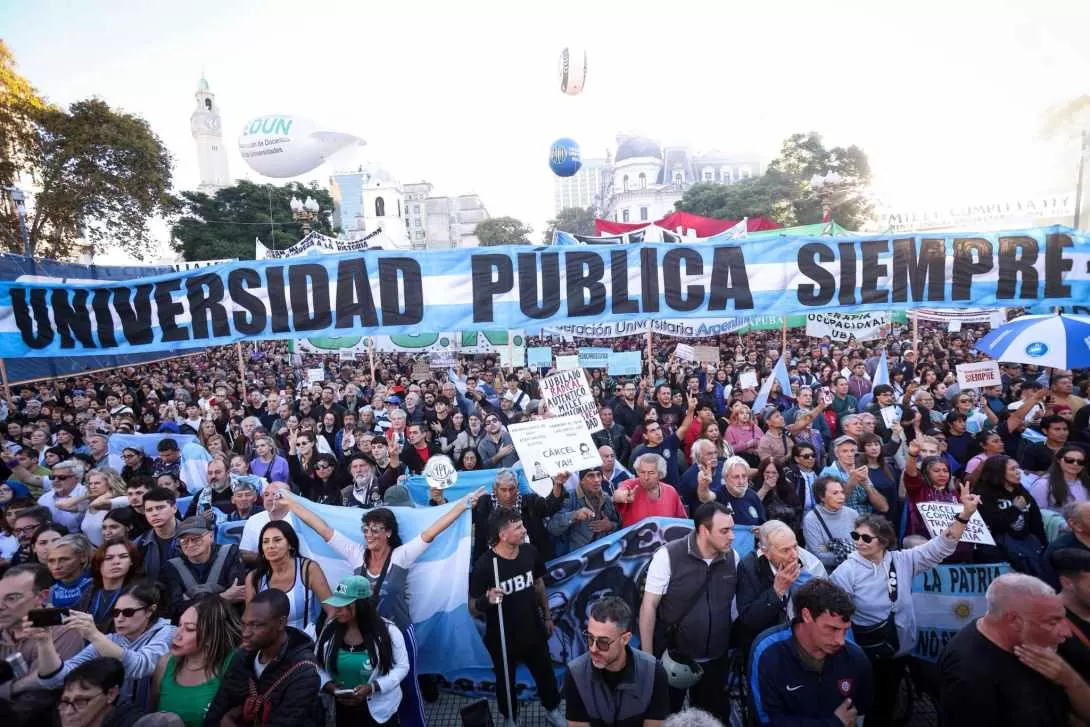 Una multitud exigió el Plaza de Mayo y todo el país cumplir el financiamiento universitario