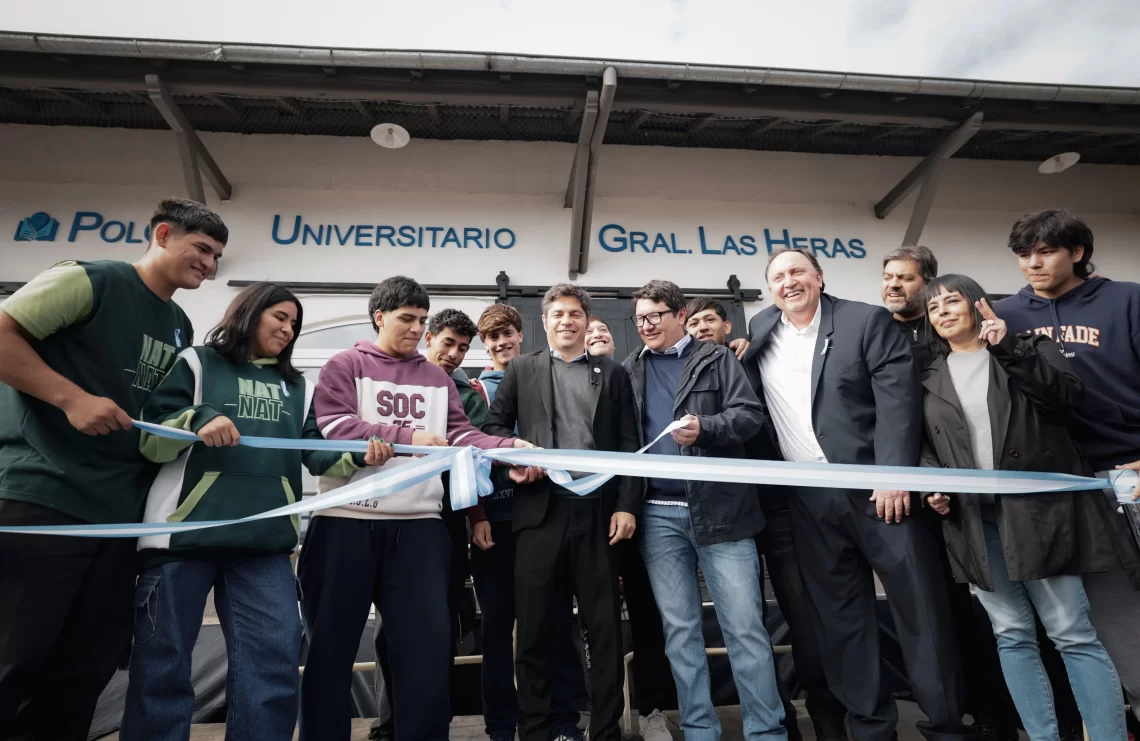 Kicillof entregó netbooks del programa Conectar Igualdad Bonaerense a estudiantes secundarios.