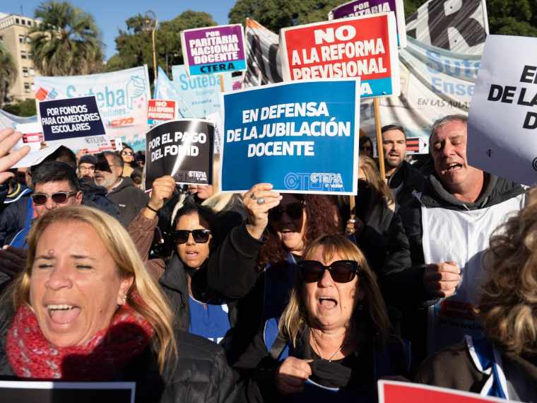 Docentes anunciaron un paro nacional en una protesta frente a Pizzurno