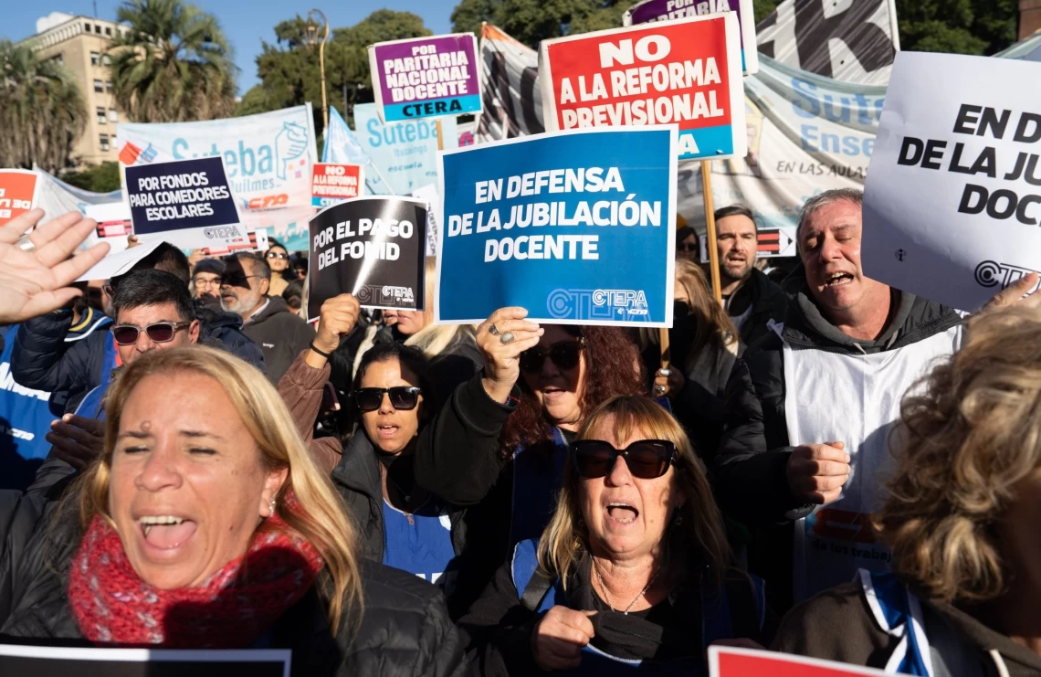 Docentes anunciaron un paro nacional en una protesta frente a Pizzurno
