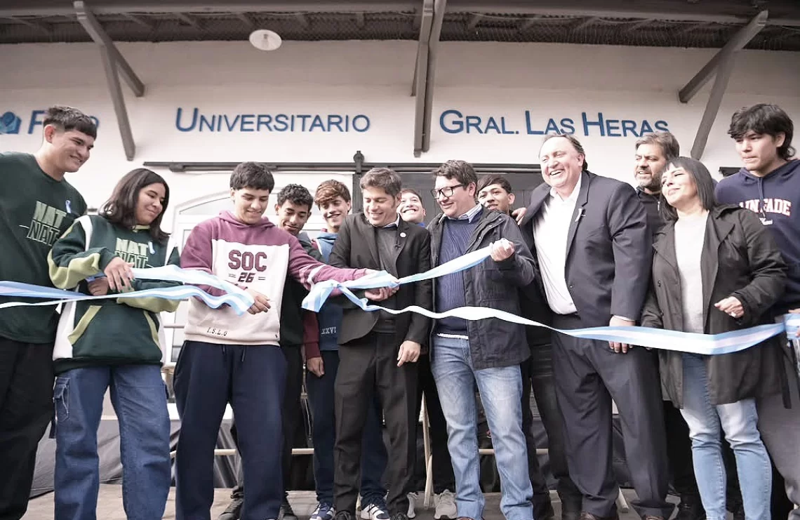 Inauguración del Polo Universitario Las Heras, con el gobernador Kicillof y la directora local Anahí Hirtz (a la derecha).