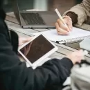 La escuela debe asumir un rol principal en la educación digital, afirma una encuesta