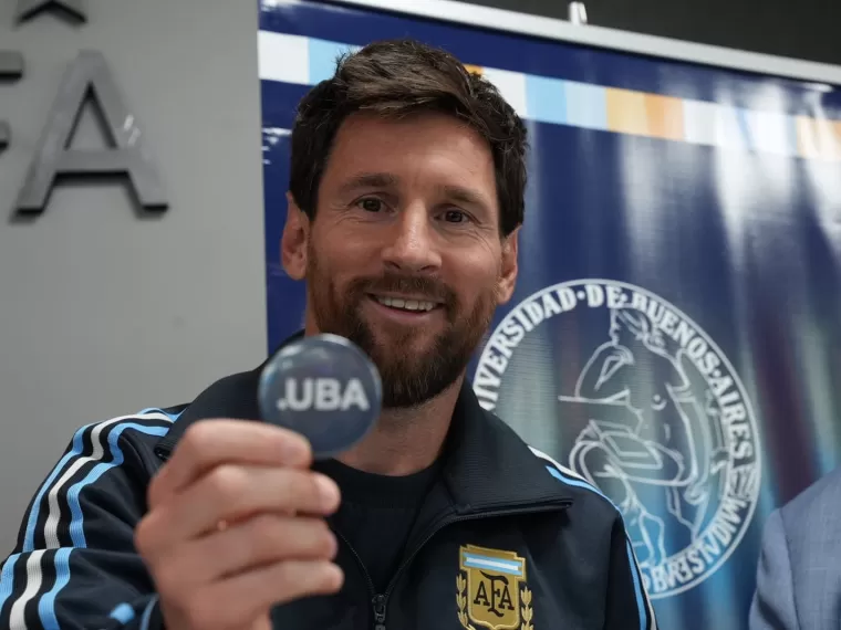 A un paso de la despedida, Messi recibió el doctorado Honoris Causa de la UBA