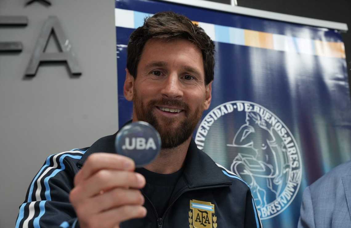 A un paso de la despedida, Messi recibió el doctorado Honoris Causa de la UBA