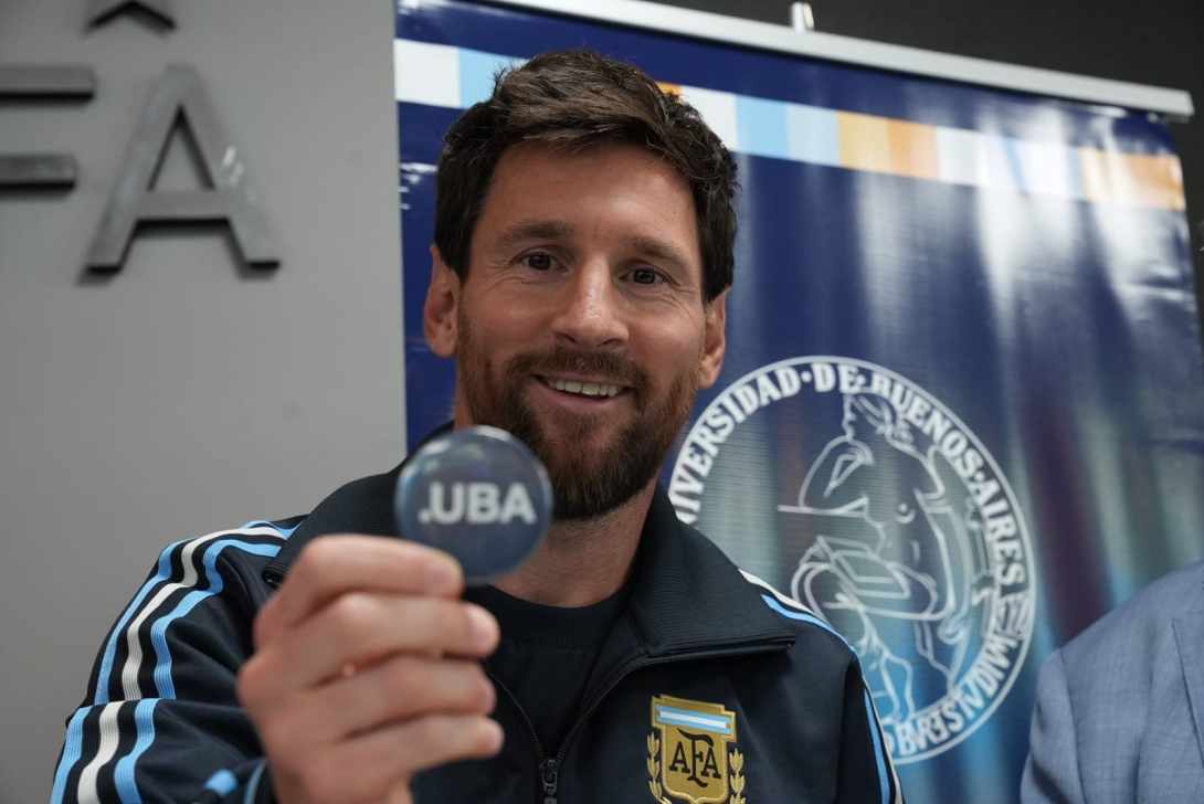 A un paso de la despedida, Messi recibió el doctorado Honoris Causa de la UBA